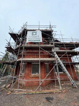 Building under restoration with Unique Pointing banner
