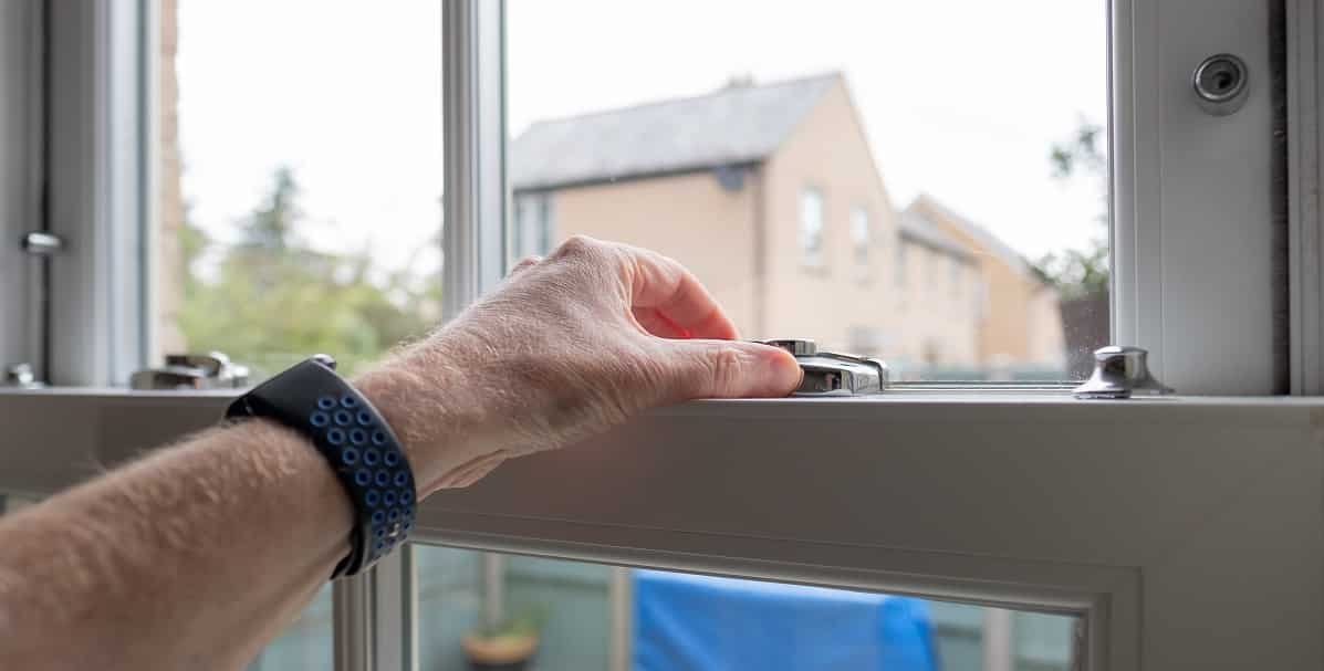 Hand closing sash window