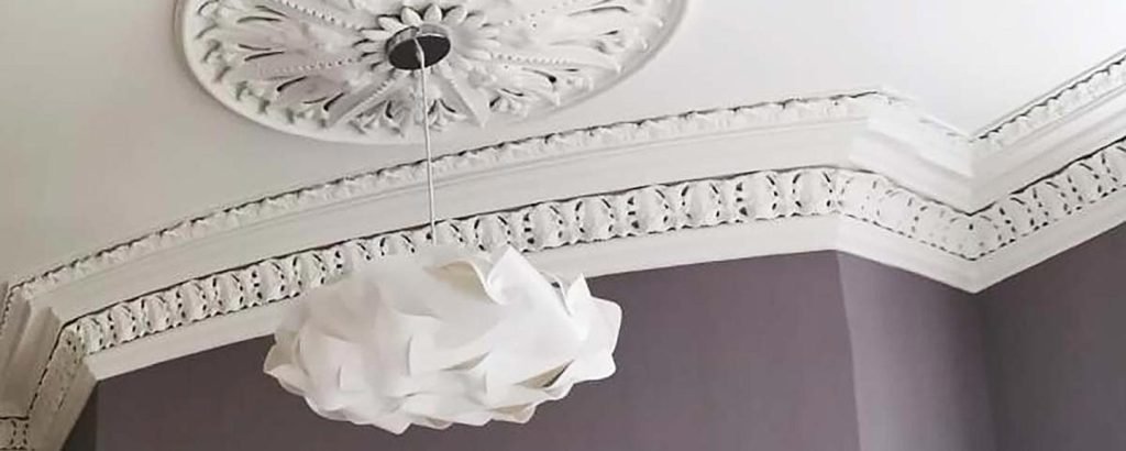 Detailed cornice and ceiling rose, good example of plasterwork.