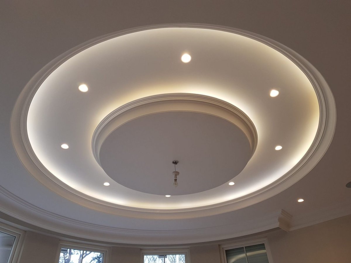 Modern ceiling with plaster moulding and lighting.